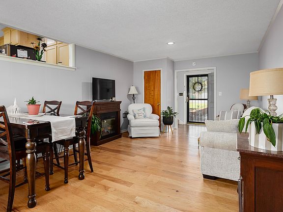 3rd image of 303 Laurel St