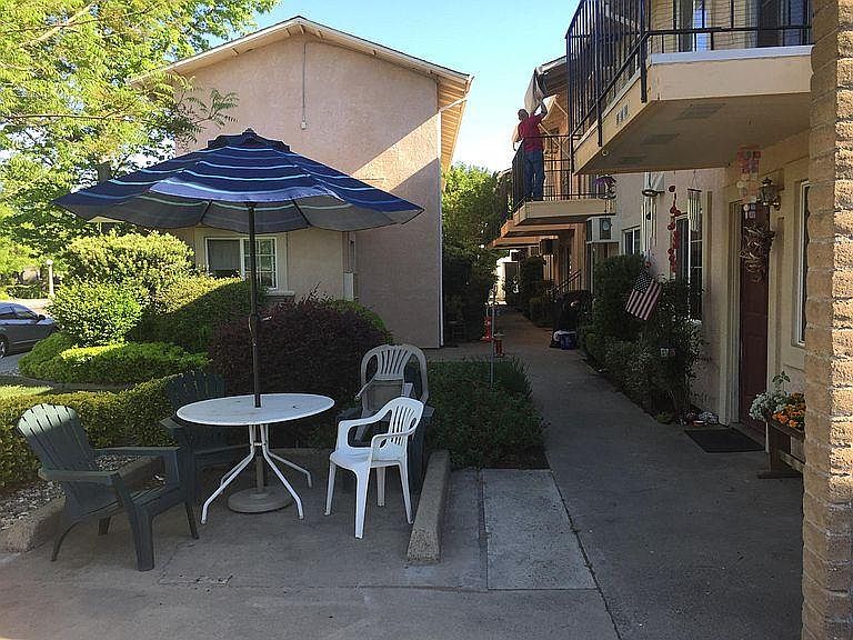 2nd image of 425 W Walnut St #4