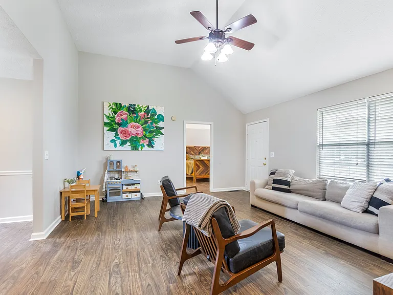 2423 Sawmill St — Photo 7