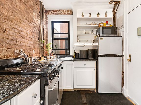 3rd image of 227 W 15th St #5RE