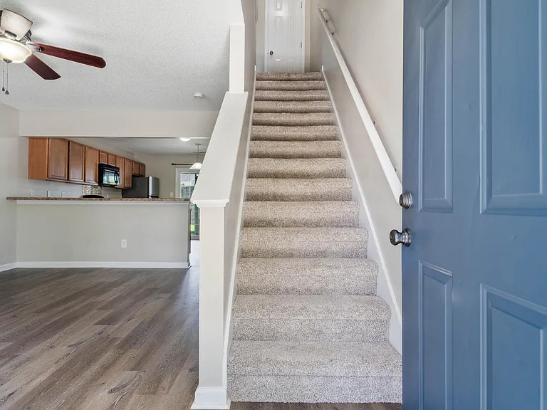 1000 Banister Loop — Photo 2