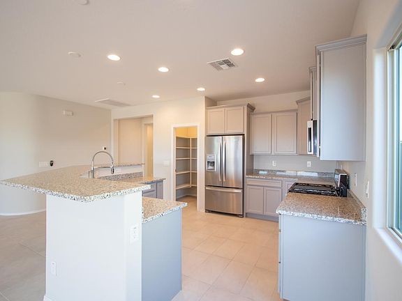 4th image of 3667 N Astoria Dr