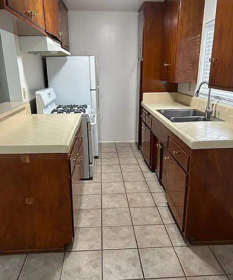 1250 N Mentor Ave #12 — Photo 3