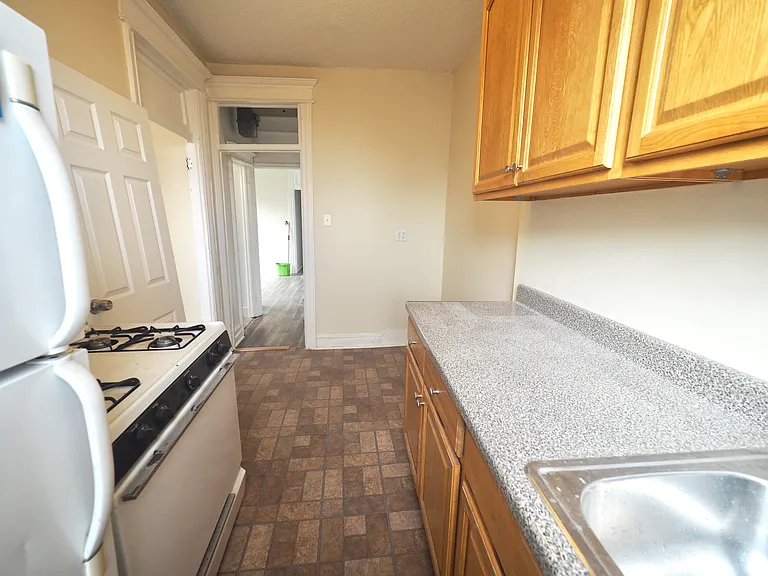25-21 23rd St #2L — Photo 4