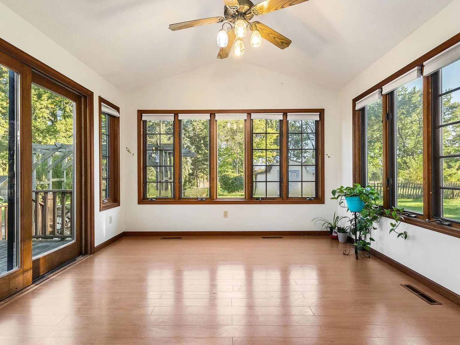 4 bed, 2.5 bath, 2650 sqft, $3,200 — Photo 2