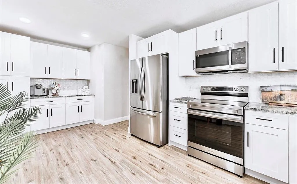 3 bed, 3.0 bath, 2037 sqft, $4,049 — Photo 4