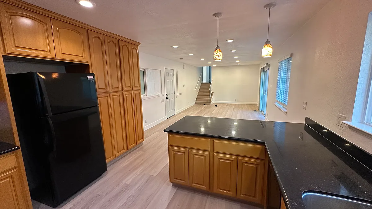 Building Photo - 466 Appian Way