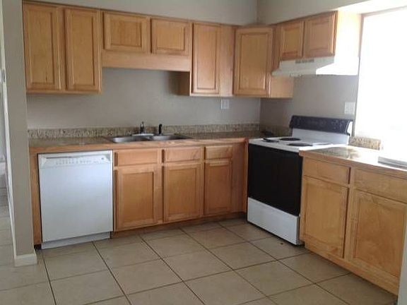 3rd image of 4115 Poinsettia Ave