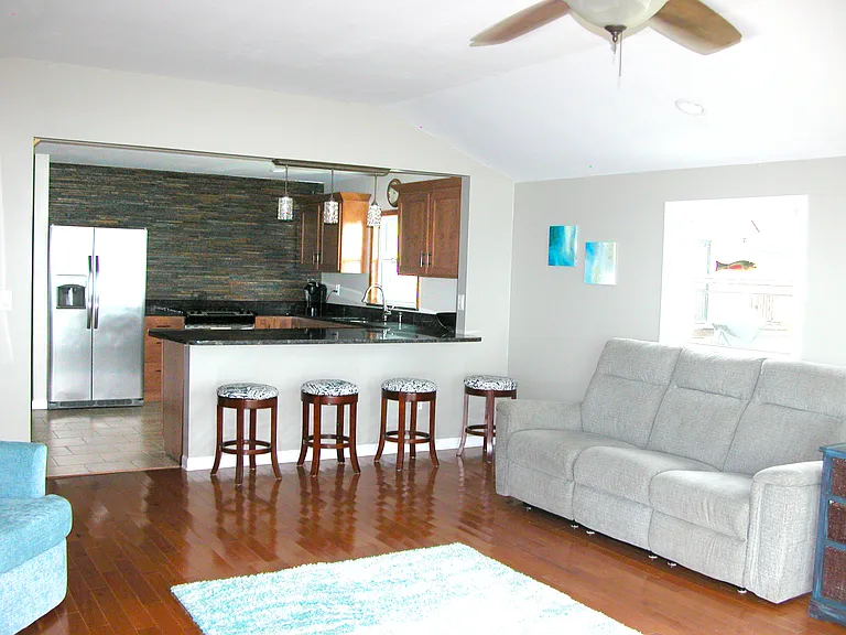 Eating area, at countertop.