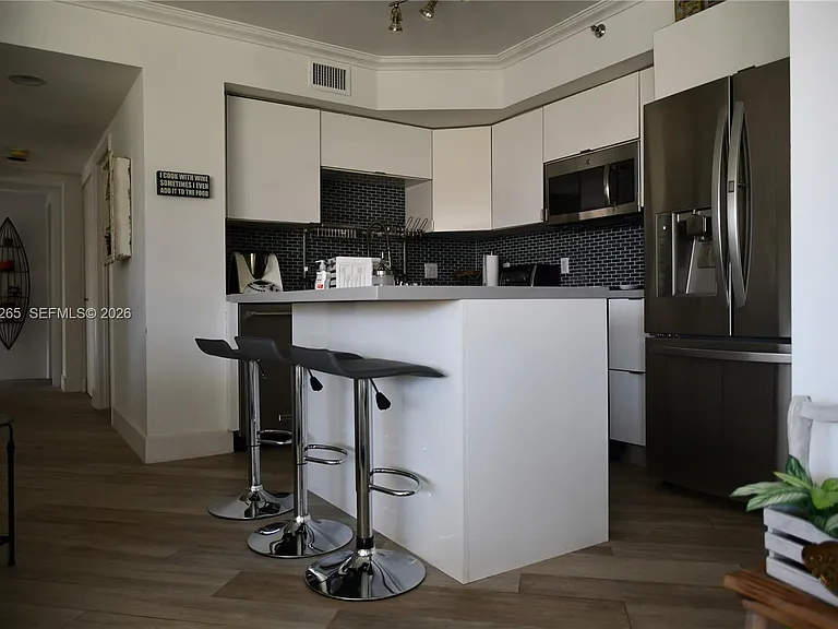 1000 E Island Blvd #303 — Photo 22