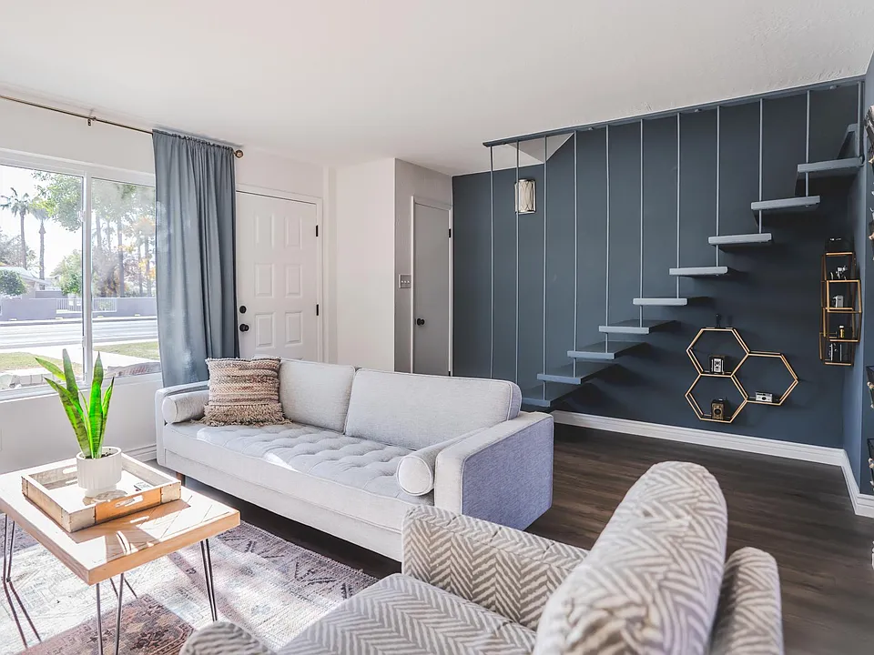 1302 E Maryland Ave #6