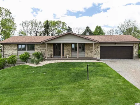 16764 Country Club Dr, Peosta, IA 52068