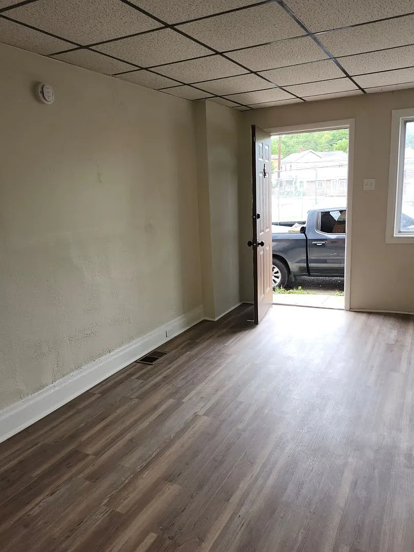 Comfortable 3BR Home in McKees Rocks — Photo 1