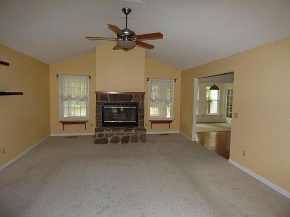 3rd image of 133 Basses Creek Ln