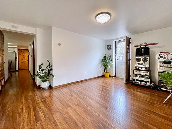 3rd image of 196 6th St Floor 1