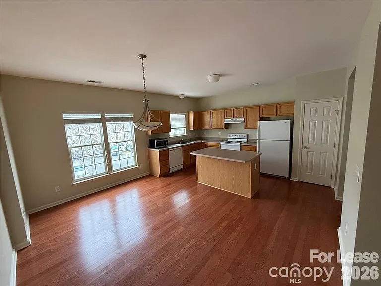 13820 Hill St — Photo 3