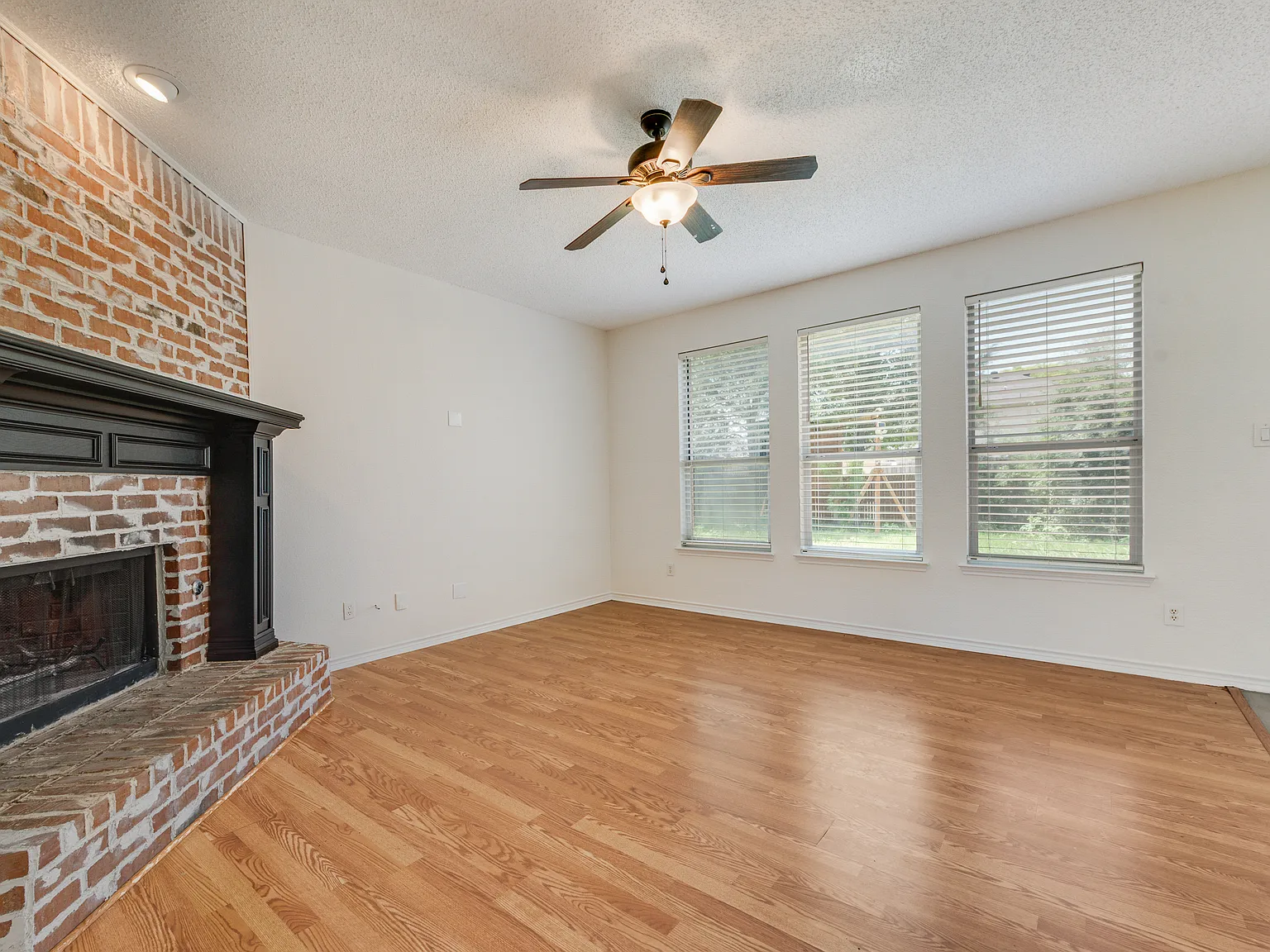 4 bed, 2.5 bath, 2364 sqft, $2,795 — Photo 4