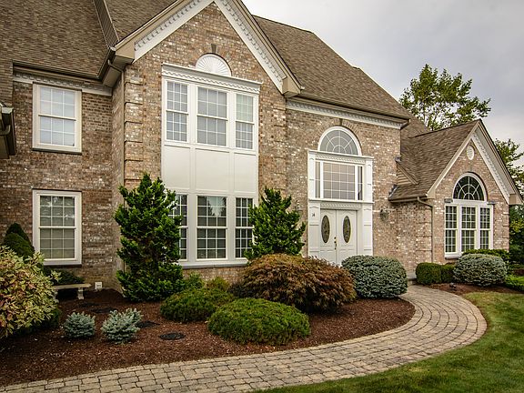 4th image of 14 Orchard Hill Dr