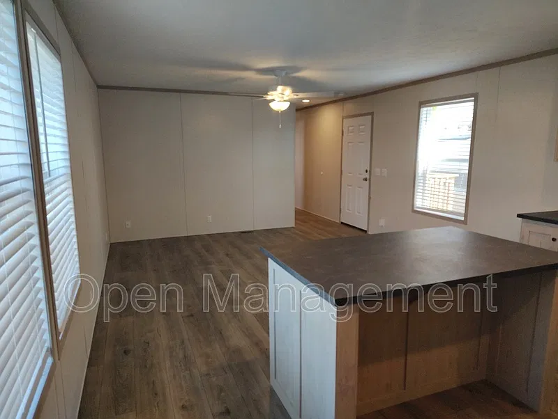 3 bed, 2.0 bath, 1120 sqft, $1,049 — Photo 3
