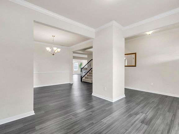 4th image of 328 Bucklebury Rd