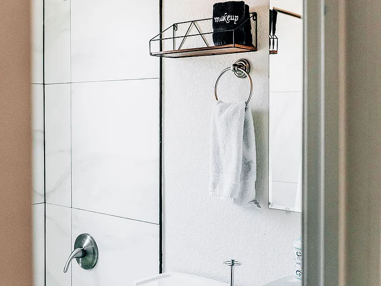 Full bathroom on main level with shower, bathtub, bidet, and plenty of towels.