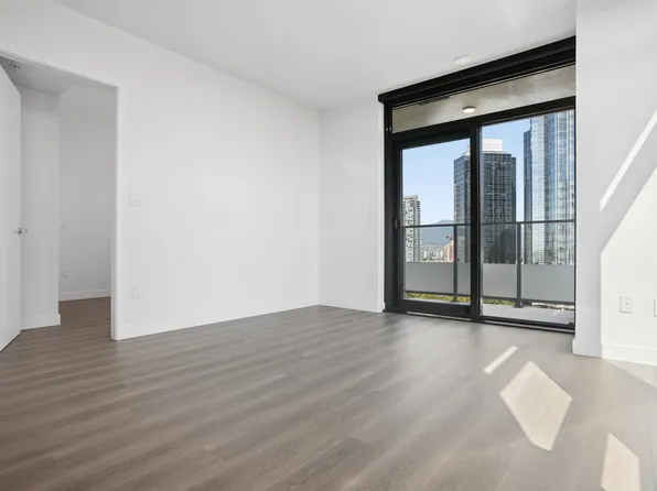 6608 Sussex Ave #206, Burnaby, BC V5H 3B1