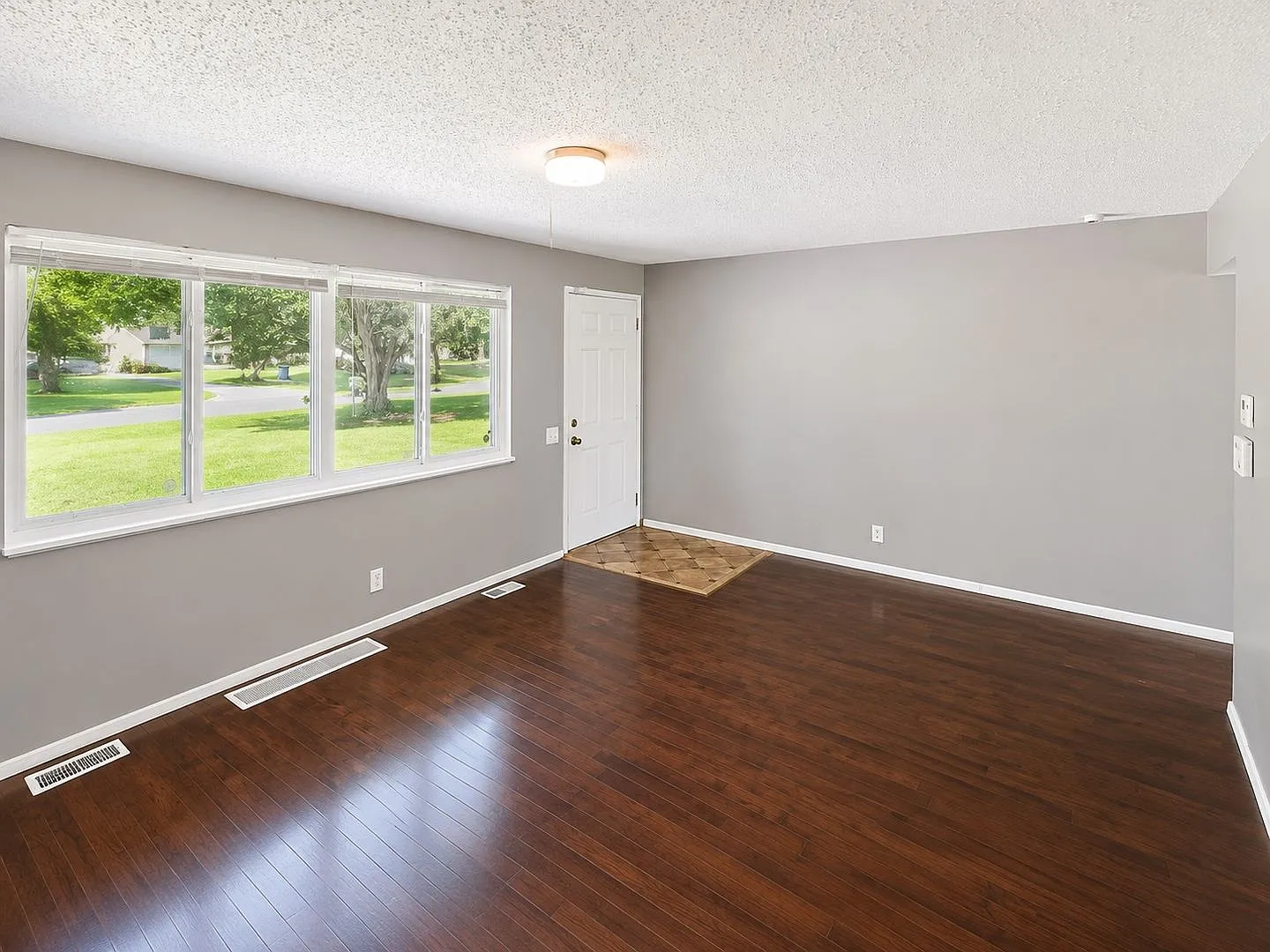 Your next home is waiting! Check out this inviting 3-bedroom — Photo 4