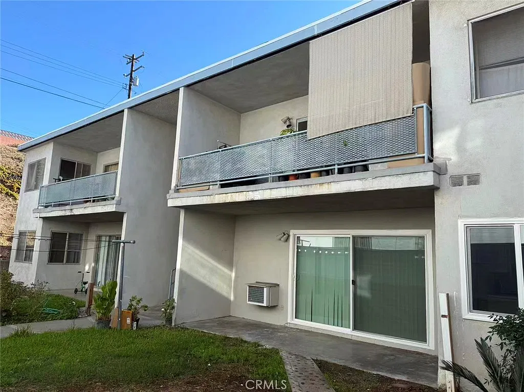 2 bed, 1.0 bath, 861 sqft, $2,400 — Photo 1