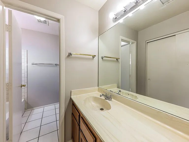 429 E Utopia Rd — Photo 16