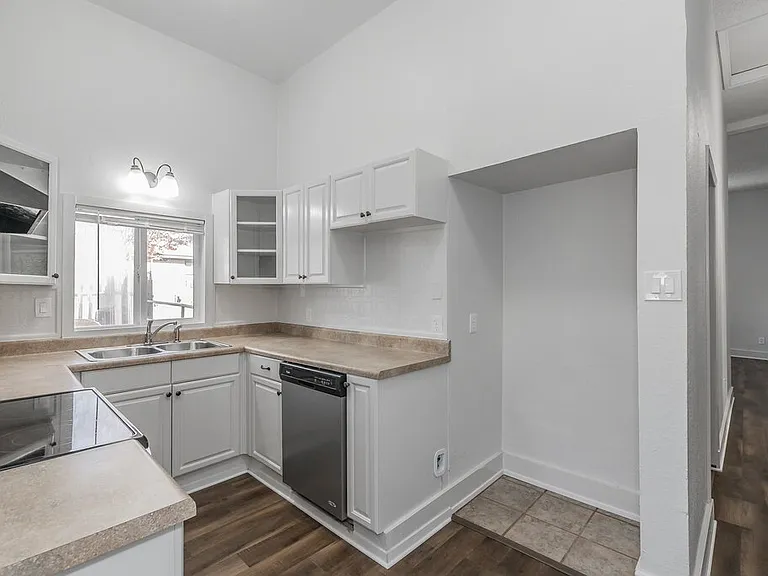 505 N Lamar St — Photo 11