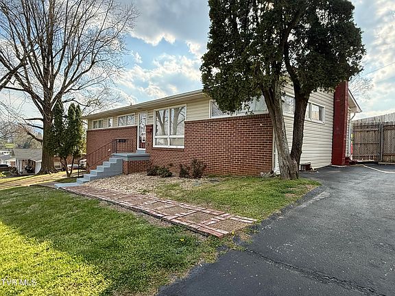 2nd image of 806 Hollis St