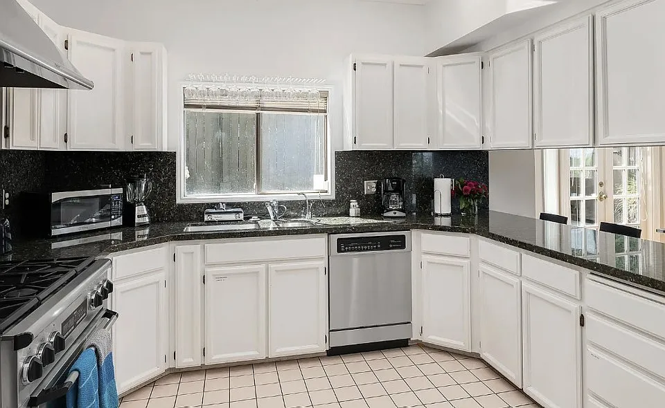 7 bed, 3900 sqft, $7,950 — Photo 2