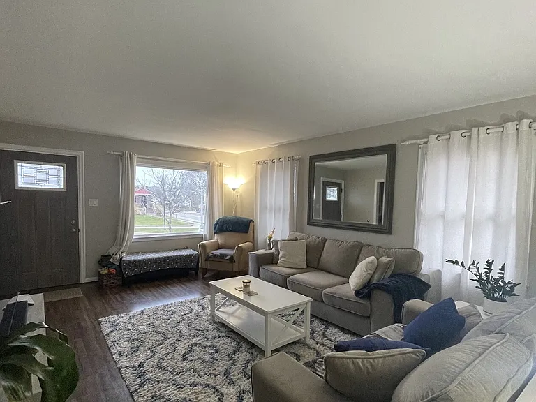 924 Main St — Photo 3