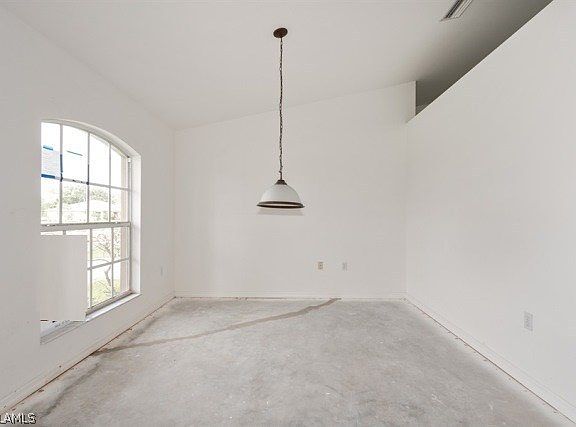 5th image of 106 NE 24th Ter
