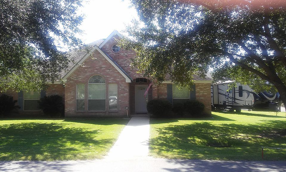 2nd image of 413 Camellia Ave