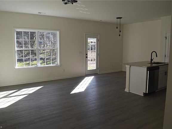 4th image of 1015 Sharon St