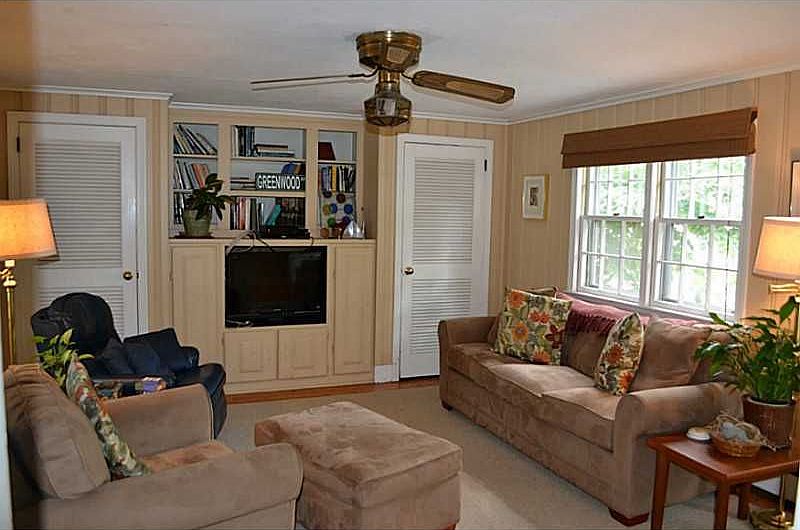 2nd image of 11 Chantilly Dr