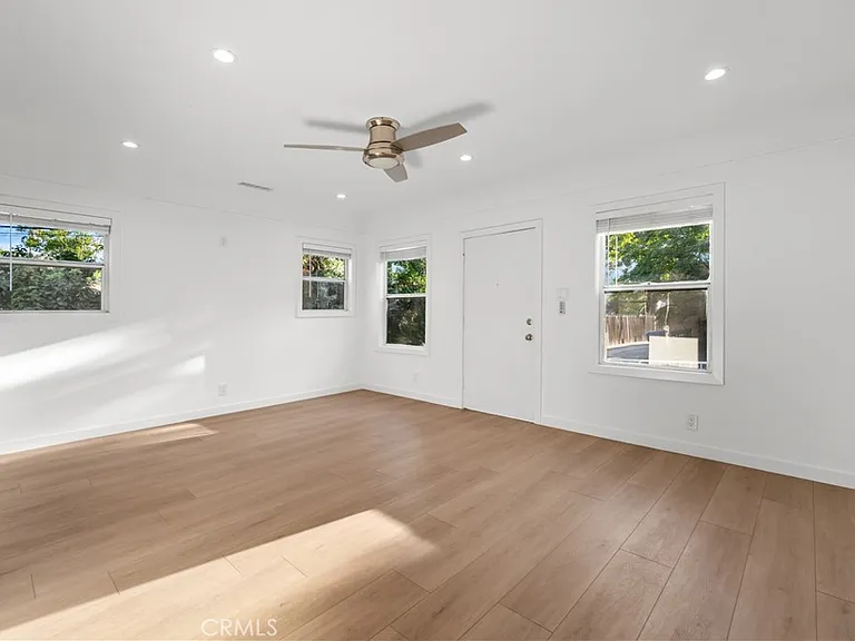 6642 Vineland Ave — Photo 3