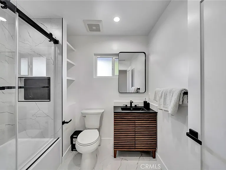 24445 Clipstone St — Photo 39