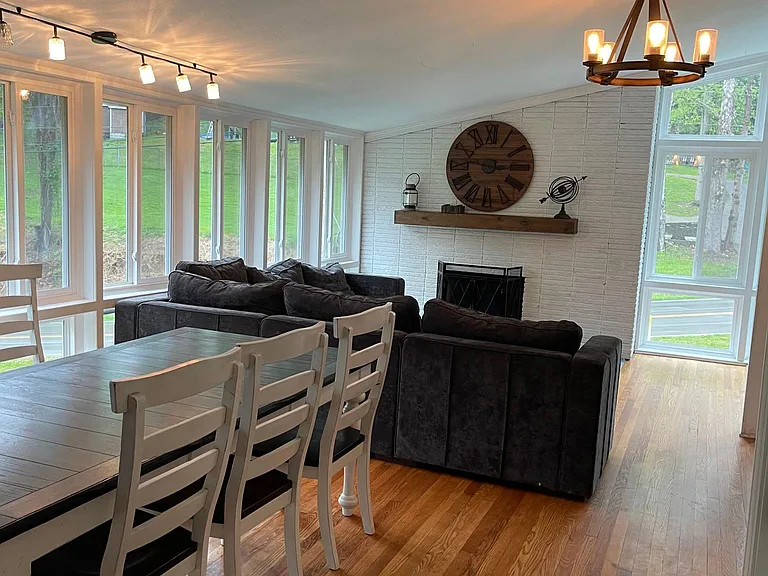 4040 Valley View Dr — Photo 3