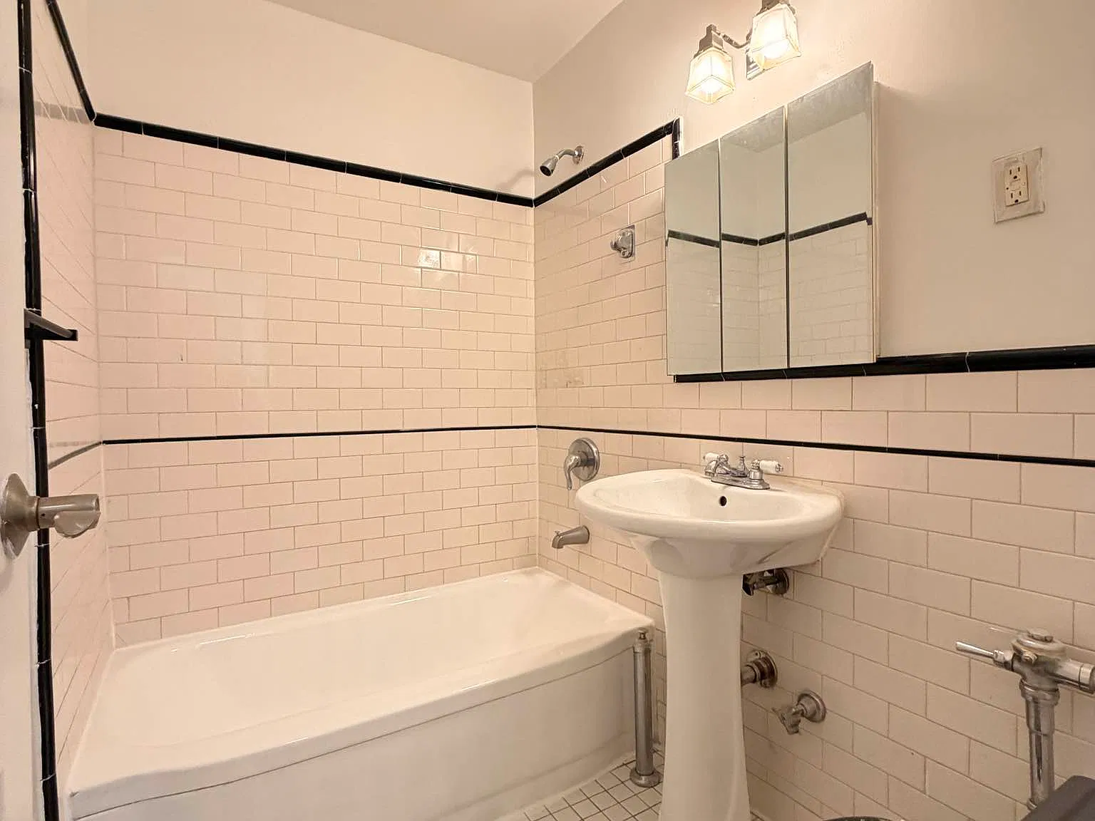224-10 Jamaica Ave — Photo 3