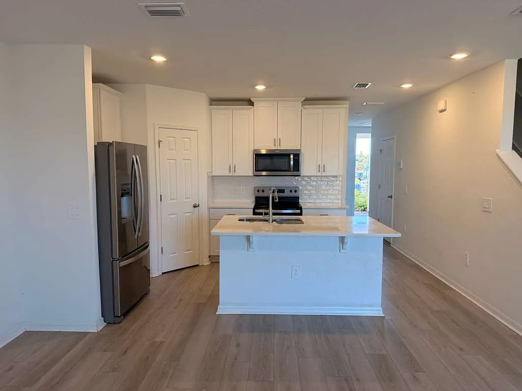 3 bed, 2.5 bath, 1477 sqft, $2,120 — Photo 2