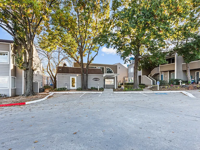 Silver Springs Apartments — Photo 17