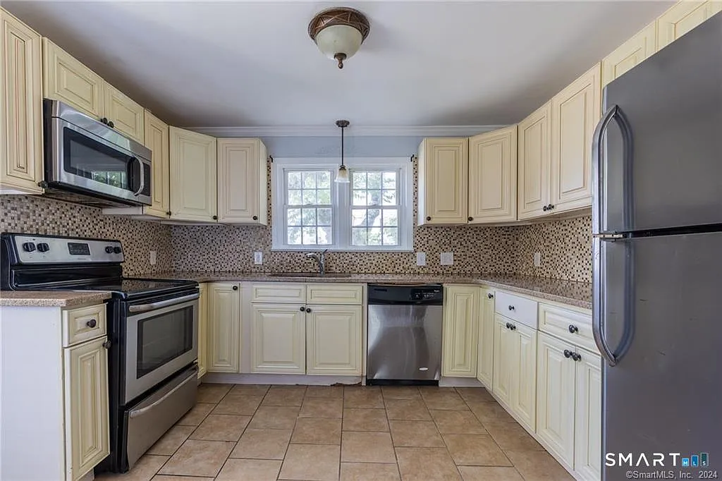 3 bed, 2.0 bath, 1296 sqft, $3,000 — Photo 1