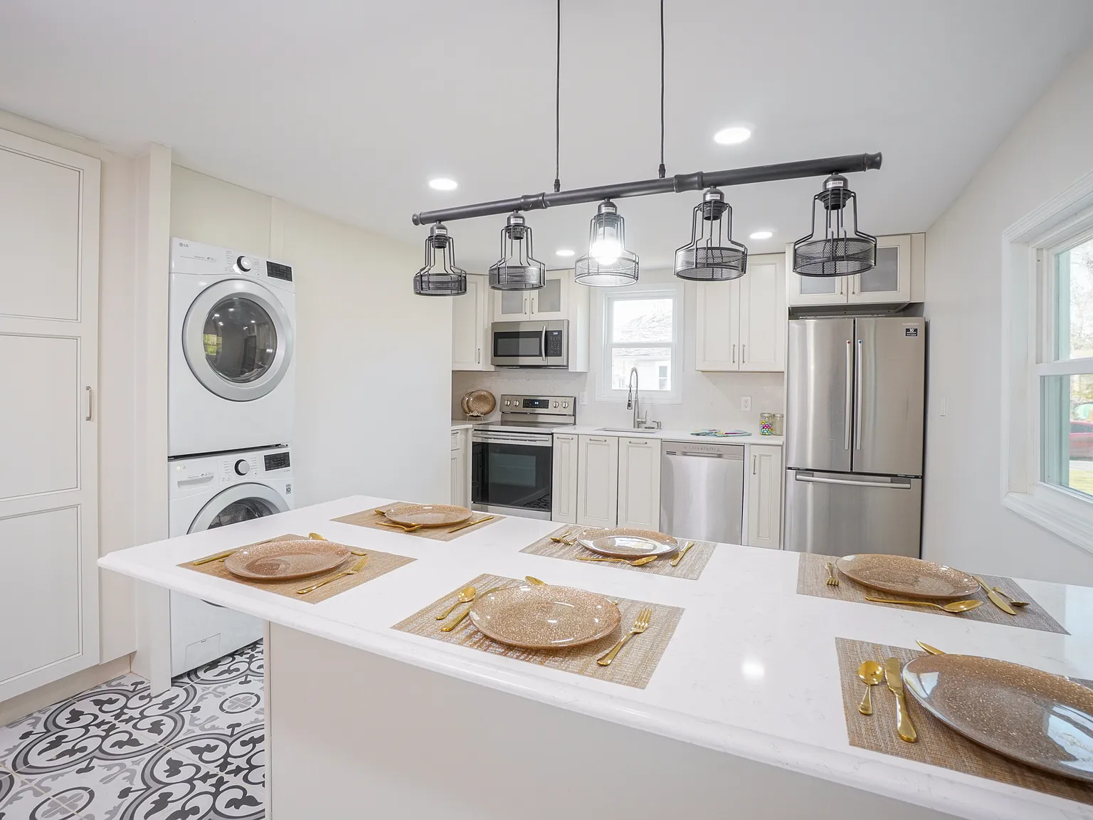 6 bed, 3.5 bath, 2600 sqft, $4,200 — Photo 3
