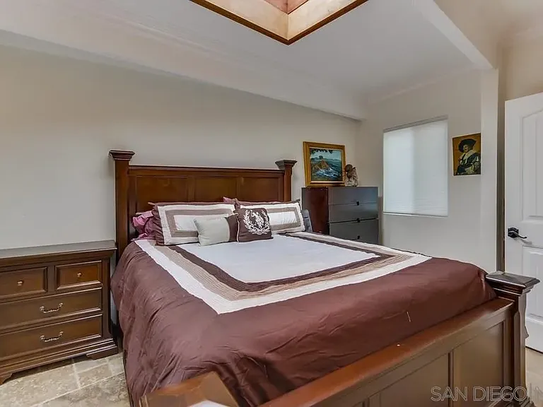 2377 Linwood St — Photo 14