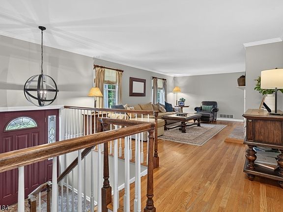 5th image of 10 Berkshire Dr