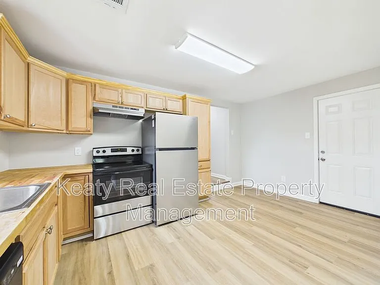 908 Saint Charles St — Photo 6