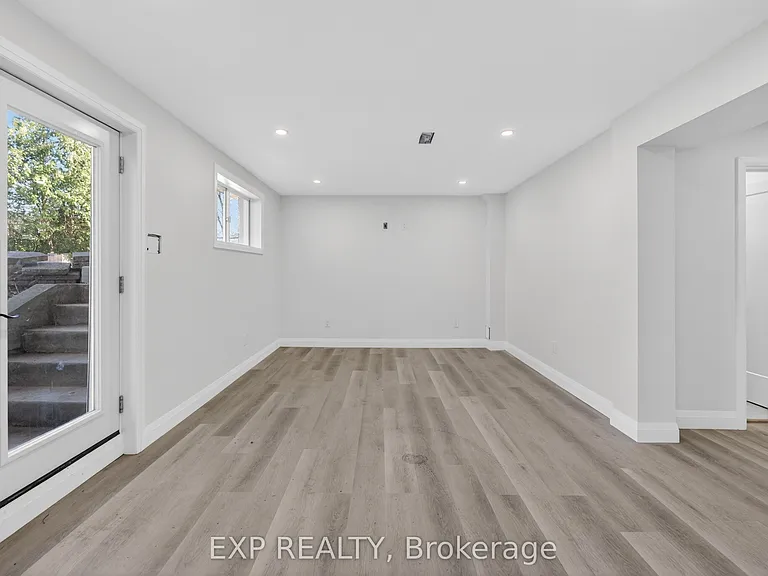 2580 Noella Cres #LOWER — Photo 10