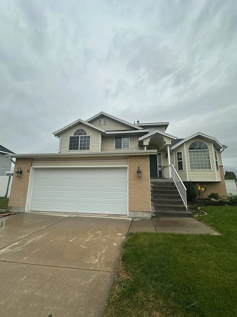 3 Weeks Free Rent! 5 Bedrooms, 3.5 Baths & Your Own Fenced Backyard In Clinton! — Photo 1